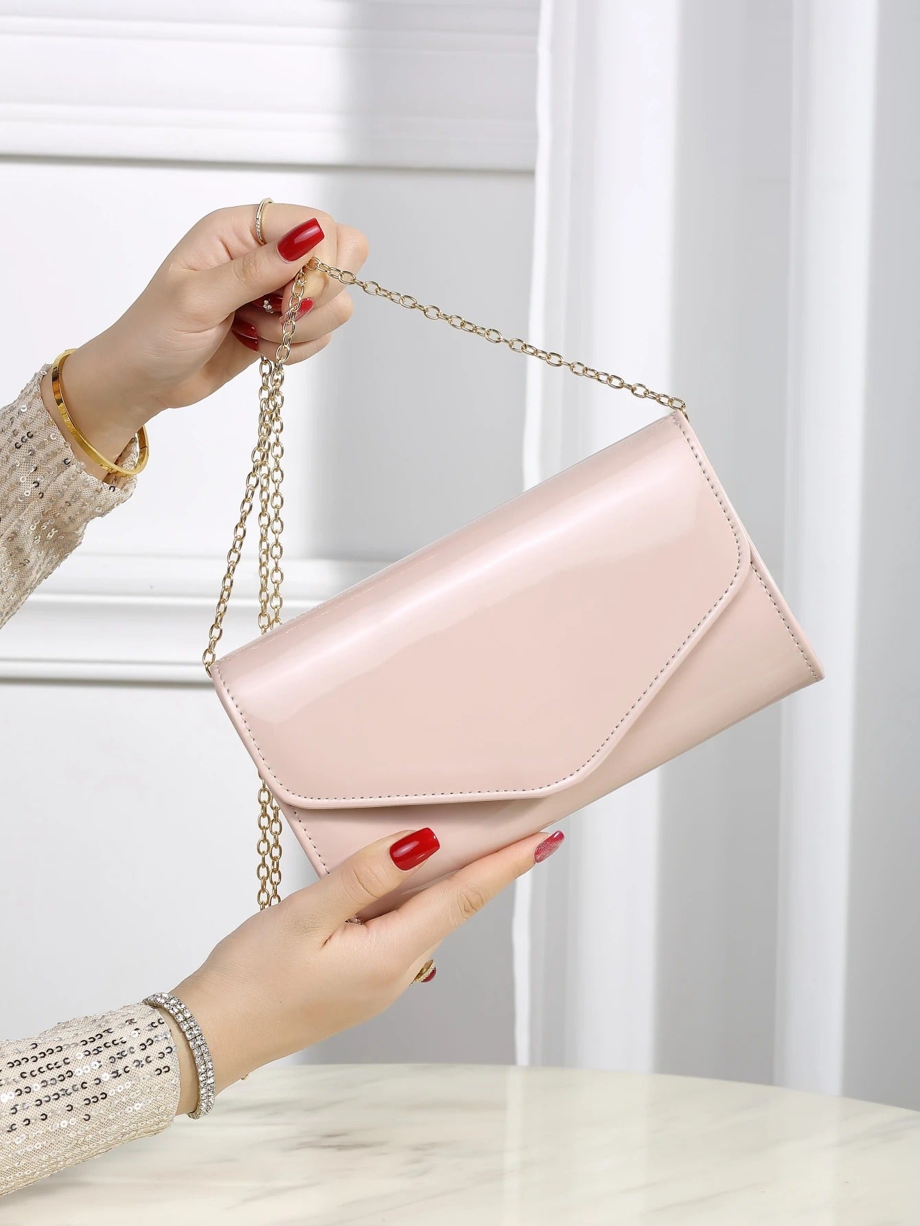 Elegant, small, solid-color, cute clutch, fashionable chain crossbody bag, small square bag suitable for all seasons.