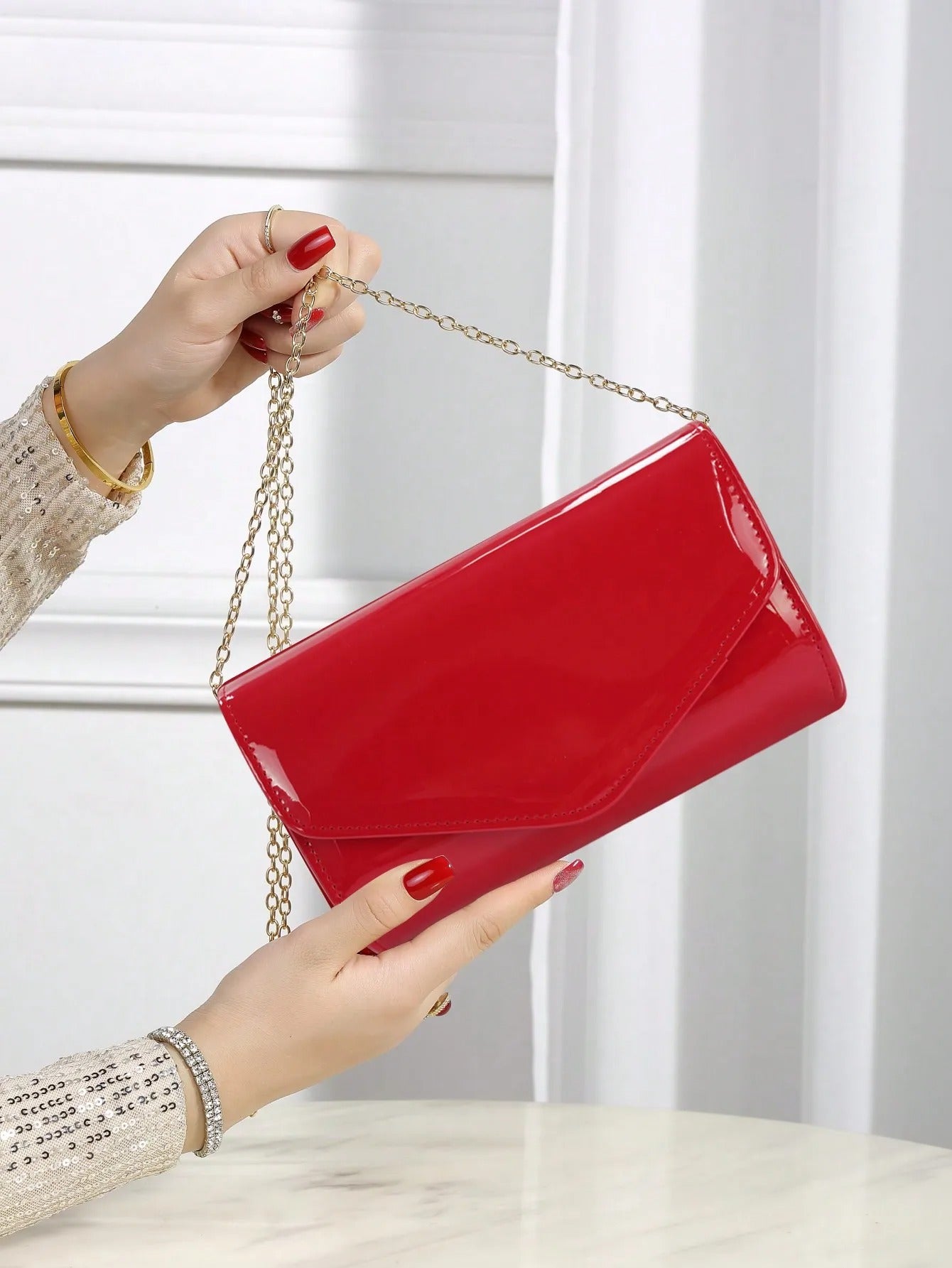 Elegant, small, solid-color, cute clutch, fashionable chain crossbody bag, small square bag suitable for all seasons.