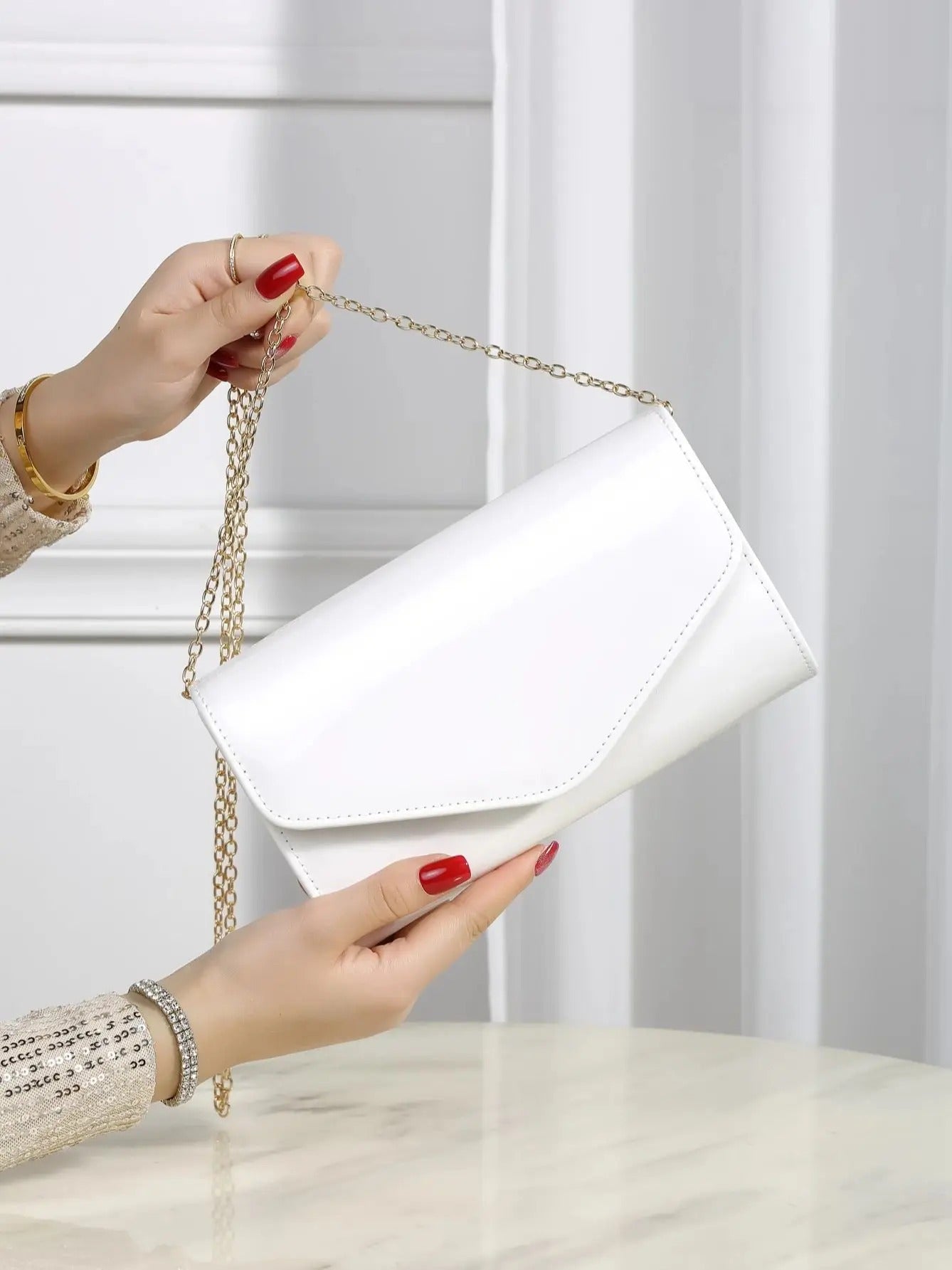 Elegant, small, solid-color, cute clutch, fashionable chain crossbody bag, small square bag suitable for all seasons.