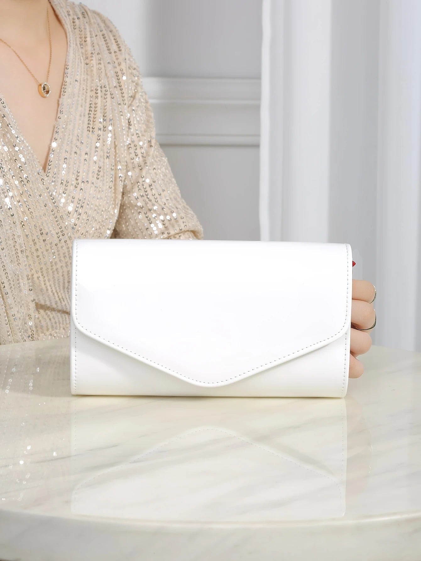 Elegant, small, solid-color, cute clutch, fashionable chain crossbody bag, small square bag suitable for all seasons.