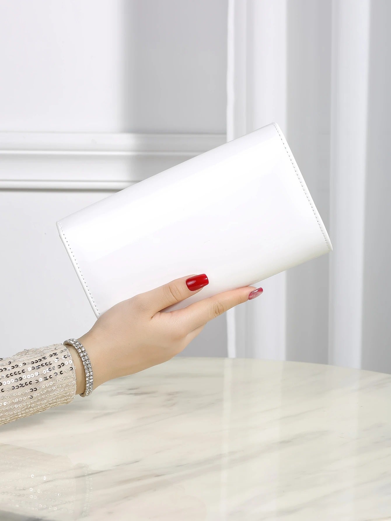 Elegant, small, solid-color, cute clutch, fashionable chain crossbody bag, small square bag suitable for all seasons.