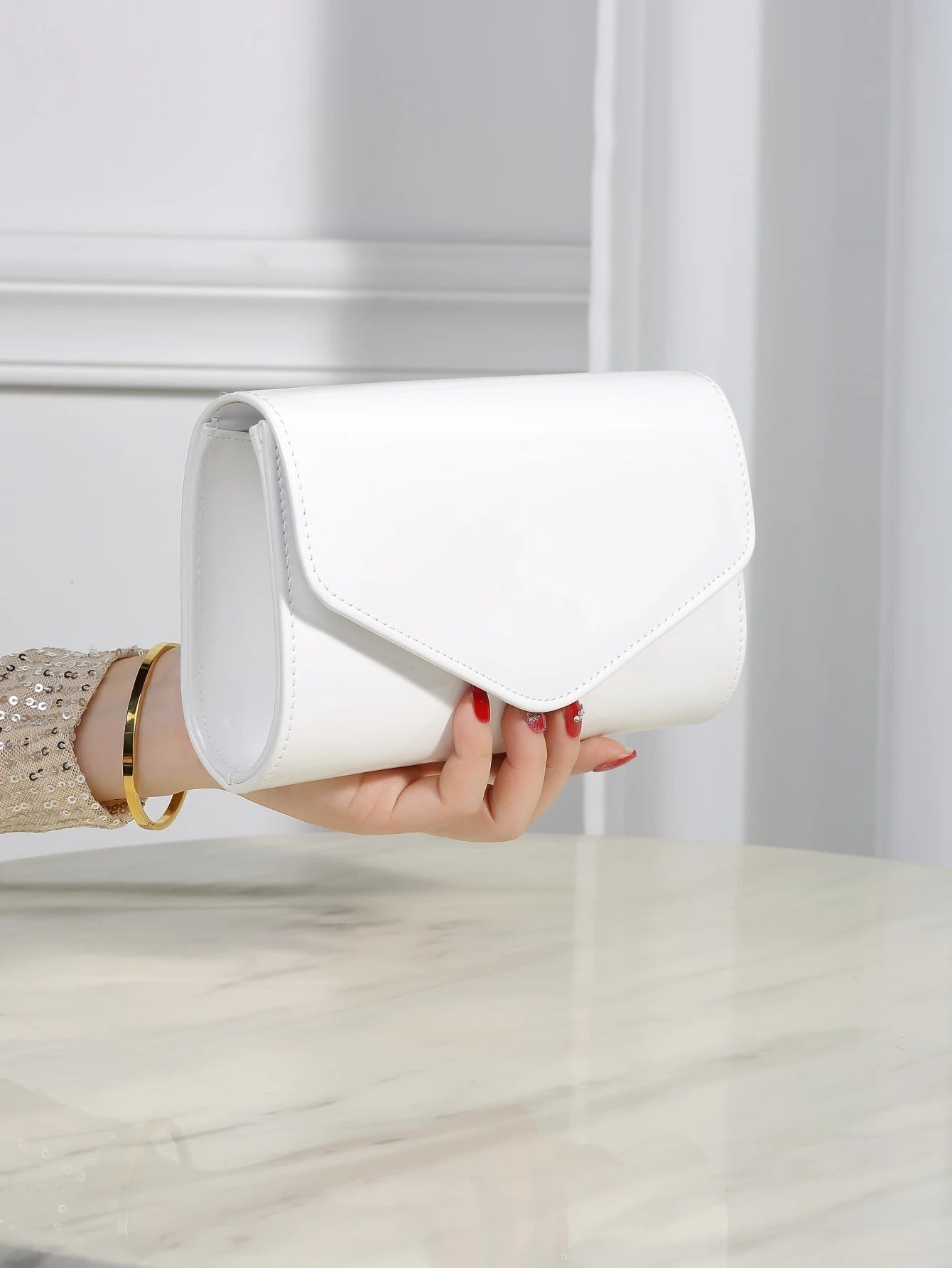 Elegant, small, solid-color, cute clutch, fashionable chain crossbody bag, small square bag suitable for all seasons.