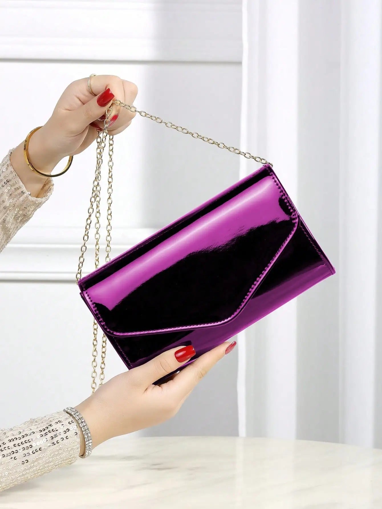 Elegant, small, solid-color, cute clutch, fashionable chain crossbody bag, small square bag suitable for all seasons.