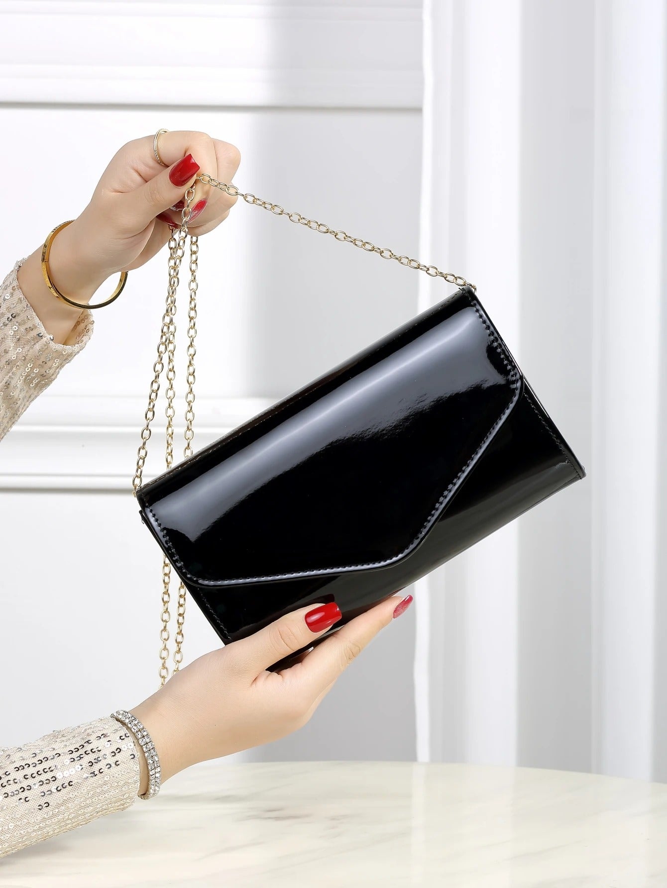 Elegant, small, solid-color, cute clutch, fashionable chain crossbody bag, small square bag suitable for all seasons.